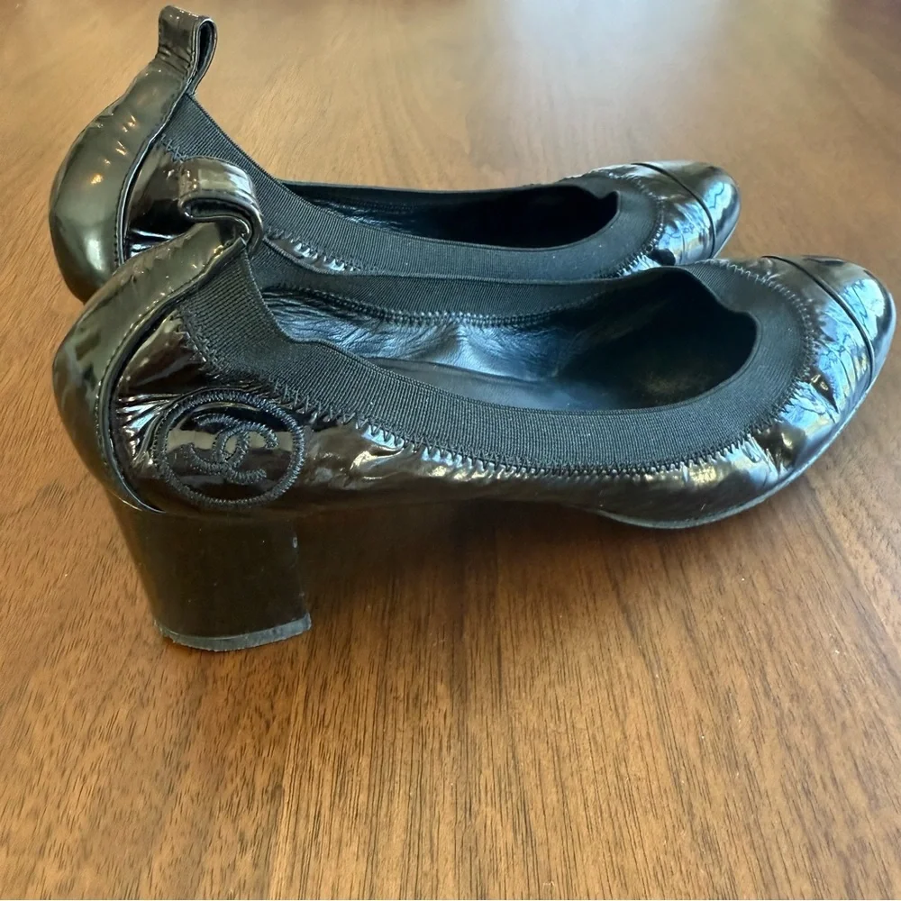 CHANEL CC Black Patent Ballet Pumps | Size 7.5 - Picture 4 of 7
